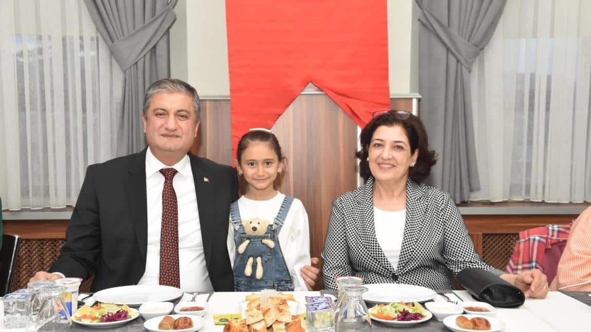 Valimiz Mustafa Yavuz ve Eşi Süreyya Yavuz Hanımefendi Koruyucu Ailelerle Karabük Öğretmenevinde  İftarda Buluştu